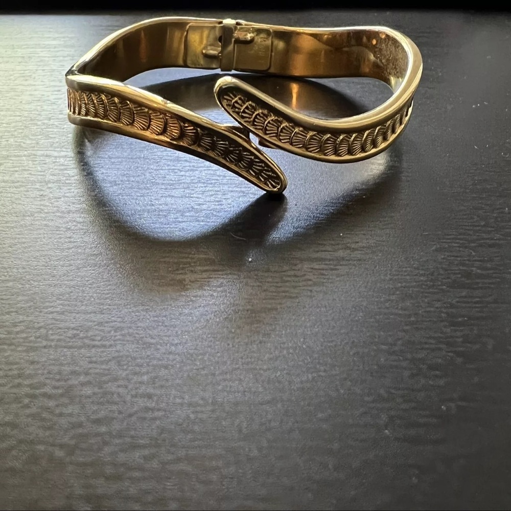 Vintage Monet Gold Tone Textured Bracelet Signed lot of 2 - Picture 8 of 11